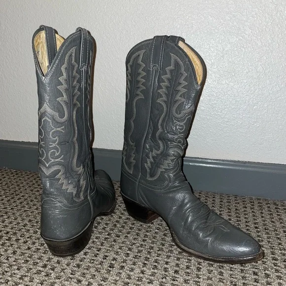 Vintage Justin cowboy boots. Men’s size 10.5 B and in good condition. Vintage Mens 9 B Justin #7035 Black Leather Cowboy Western  main image 3